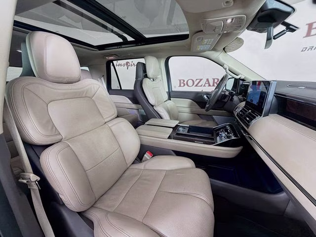2022 White Metallic Lincoln Navigator Reserve 4X4 SUV