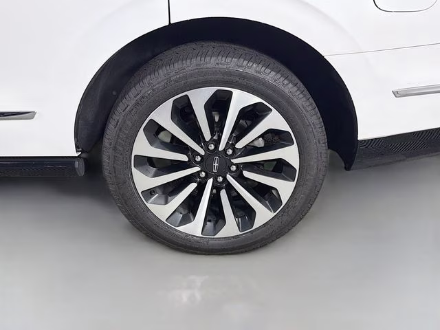 2022 White Metallic Lincoln Navigator Reserve 4X4 SUV