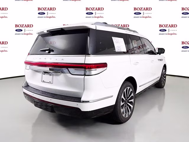 2022 White Metallic Lincoln Navigator Reserve 4X4 SUV