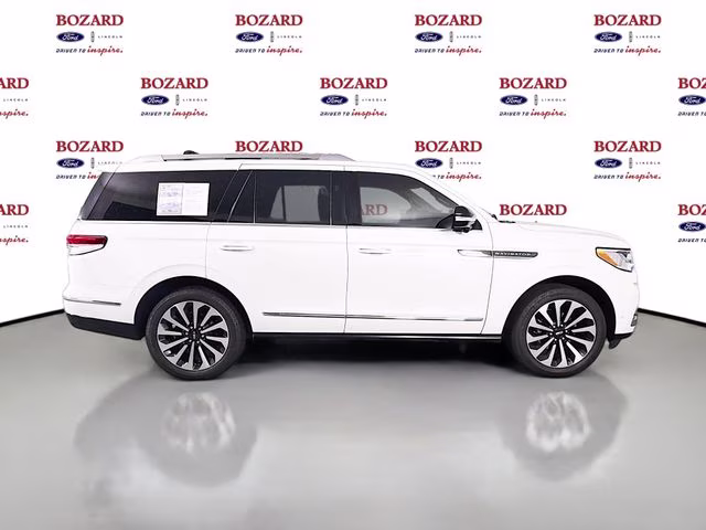 2022 White Metallic Lincoln Navigator Reserve 4X4 SUV