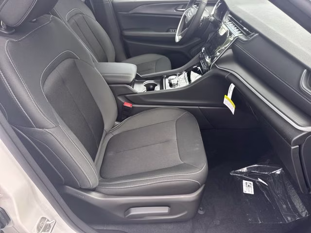 2026 Bright White Clearcoat Jeep Grand Cherokee Laredo X RWD SUV