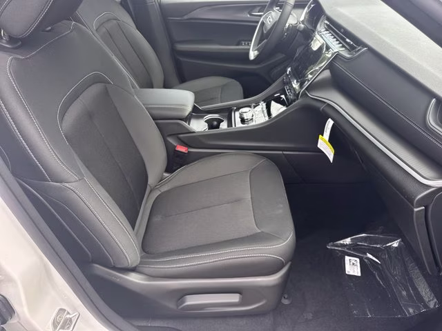 2026 Bright White Clearcoat Jeep Grand Cherokee Laredo X RWD SUV