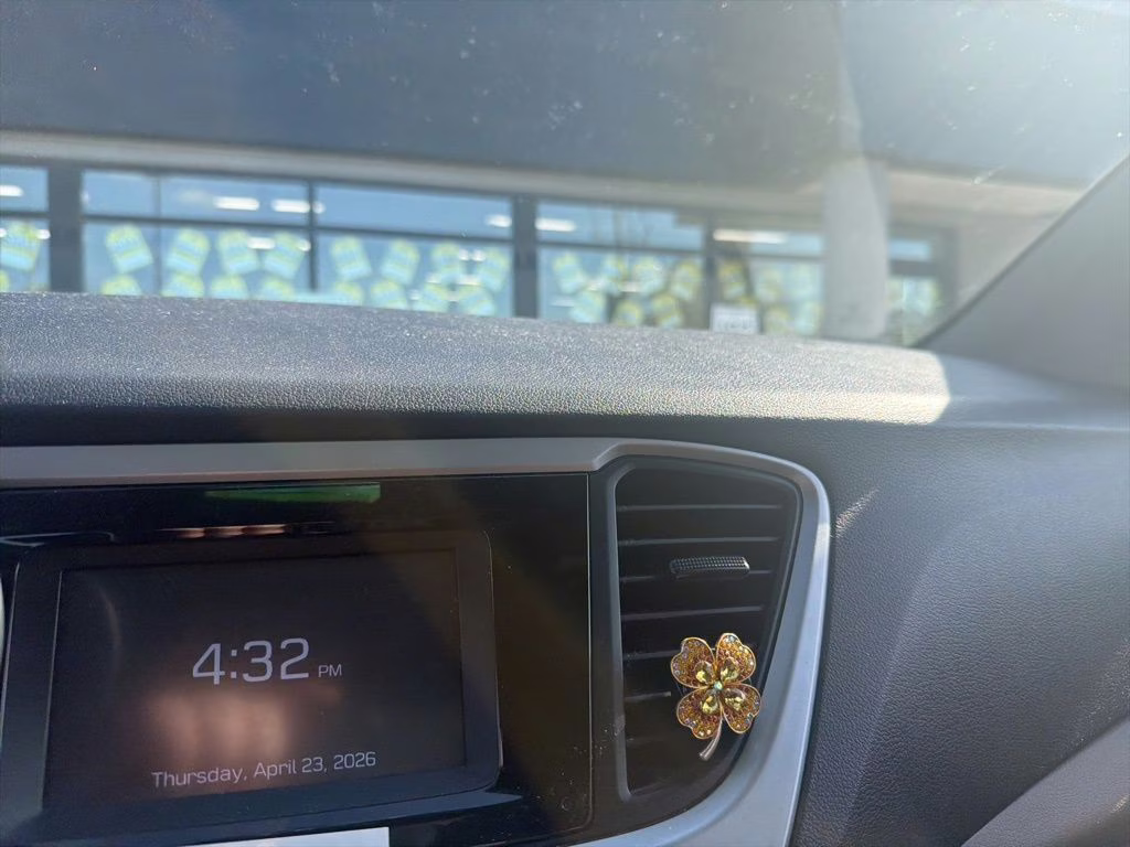 2019 Frost White Pearl Hyundai Accent SE FWD Sedan