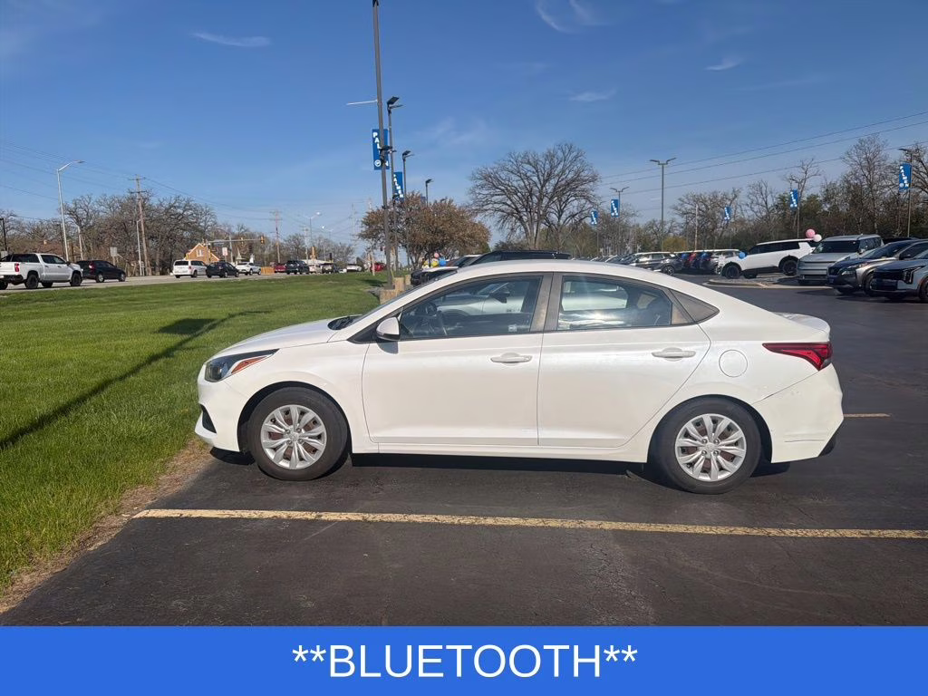 2019 Frost White Pearl Hyundai Accent SE FWD Sedan