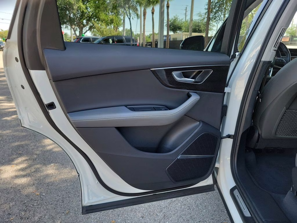2025 Glacier White Metallic Audi Q7 Premium Plus AWD SUV