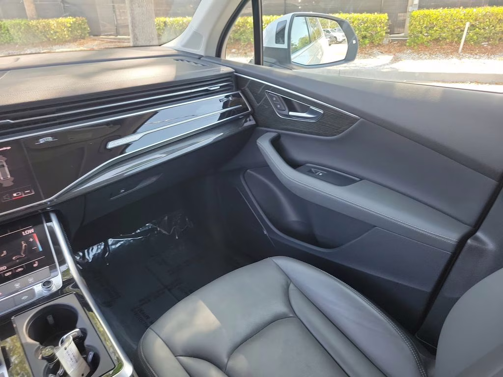 2025 Glacier White Metallic Audi Q7 Premium Plus AWD SUV