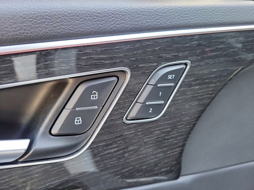 2025 Glacier White Metallic Audi Q7 Premium Plus AWD SUV