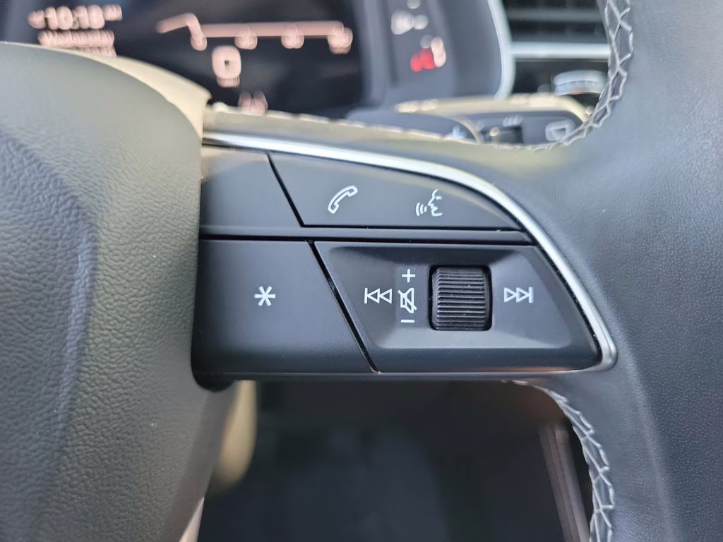 2025 Glacier White Metallic Audi Q7 Premium Plus AWD SUV