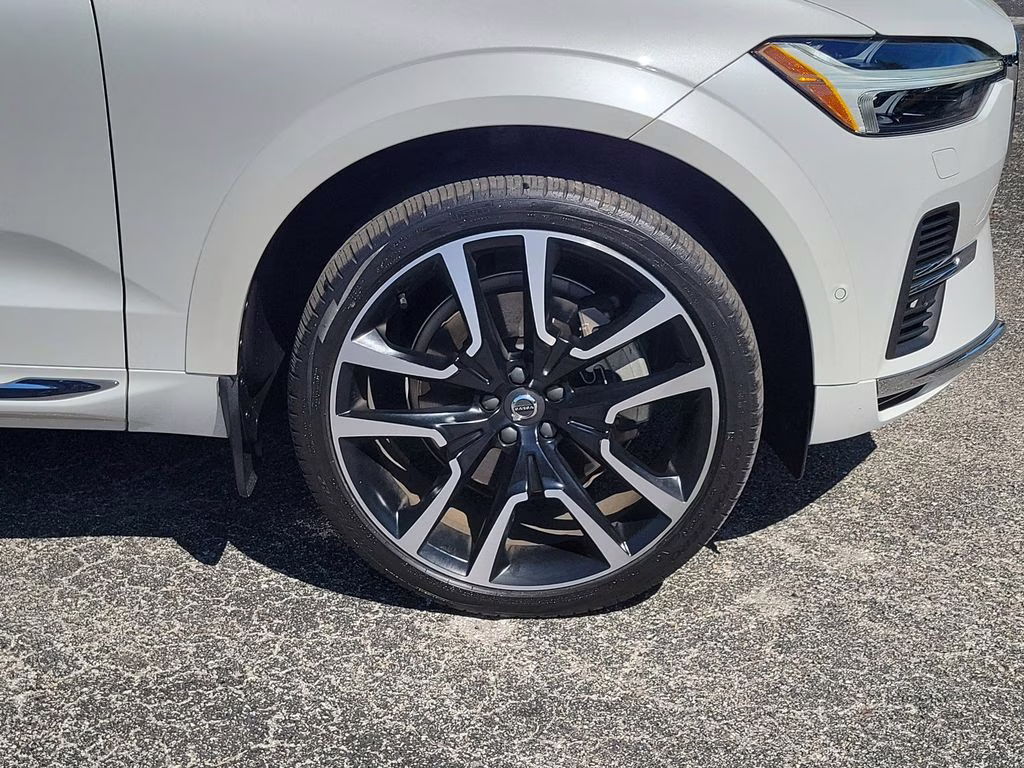 2023 Crystal White Metallic Volvo XC60 Ultimate Bright Theme AWD SUV