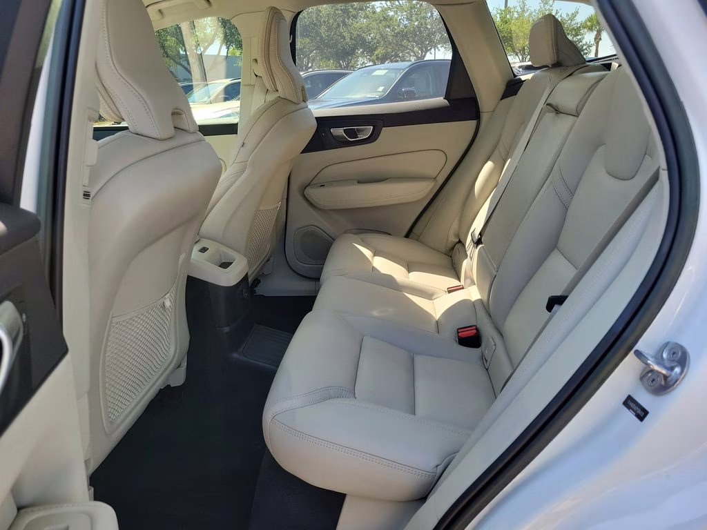 2023 Crystal White Metallic Volvo XC60 Ultimate Bright Theme AWD SUV
