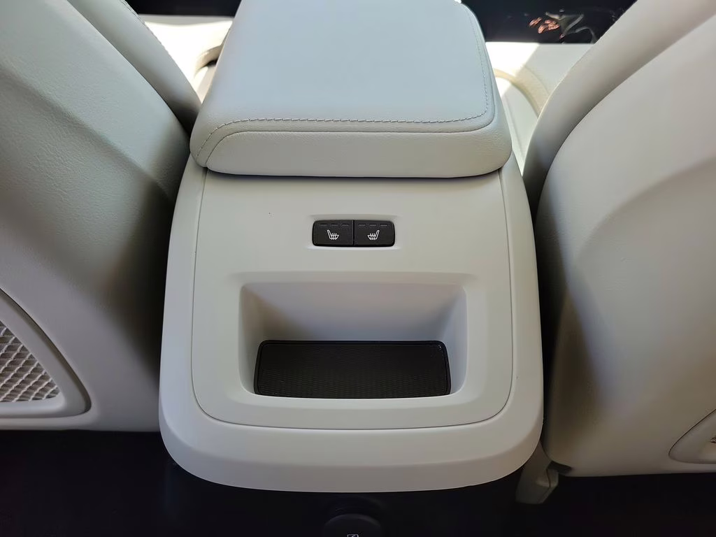 2023 Crystal White Metallic Volvo XC60 Ultimate Bright Theme AWD SUV