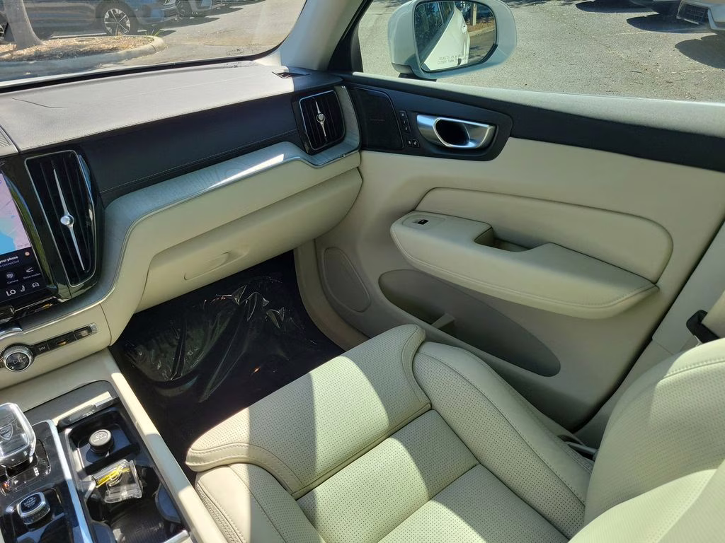 2023 Crystal White Metallic Volvo XC60 Ultimate Bright Theme AWD SUV