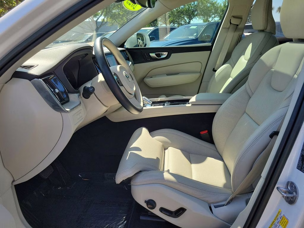 2023 Crystal White Metallic Volvo XC60 Ultimate Bright Theme AWD SUV