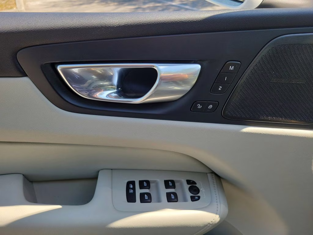 2023 Crystal White Metallic Volvo XC60 Ultimate Bright Theme AWD SUV