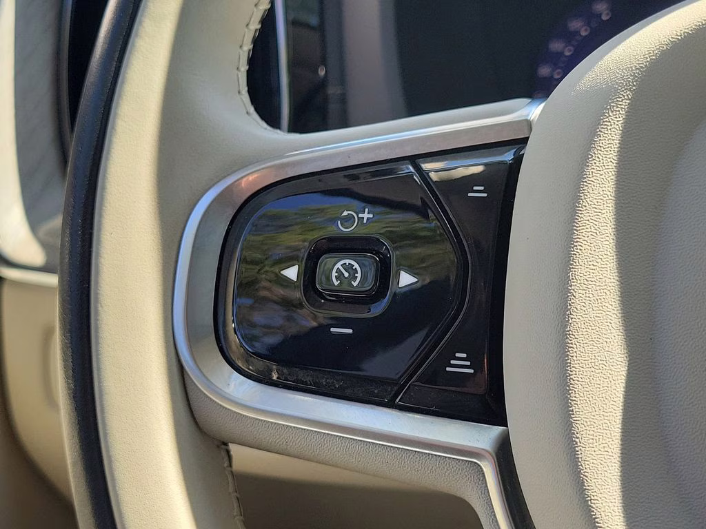 2023 Crystal White Metallic Volvo XC60 Ultimate Bright Theme AWD SUV