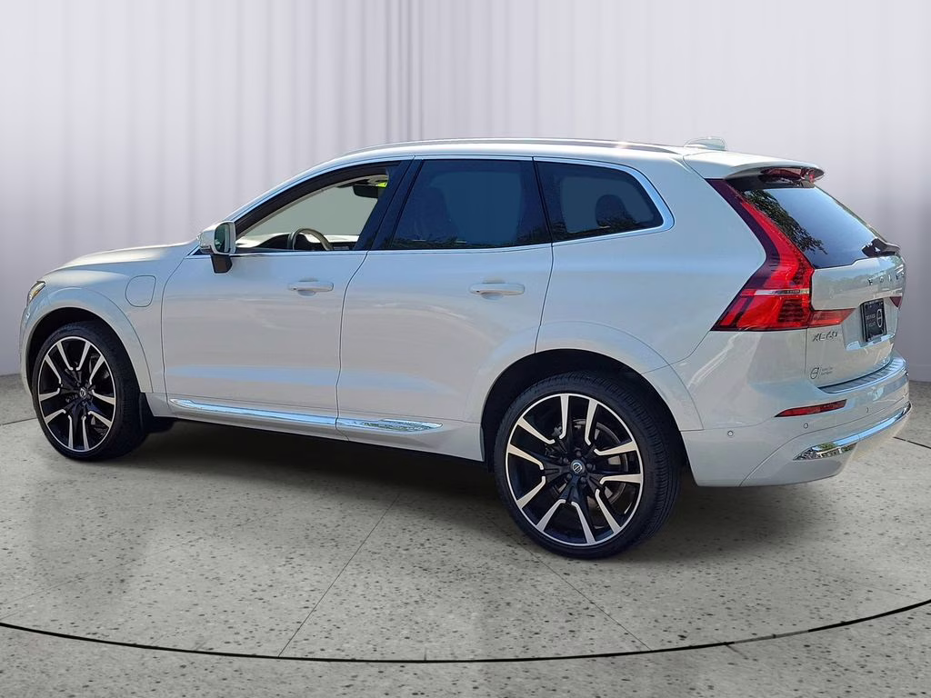 2023 Crystal White Metallic Volvo XC60 Ultimate Bright Theme AWD SUV