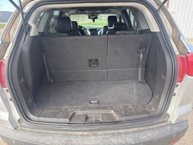 2011 Silver Ice Metallic Chevrolet Traverse 2LT AWD SUV