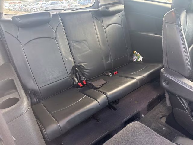 2011 Silver Ice Metallic Chevrolet Traverse 2LT AWD SUV