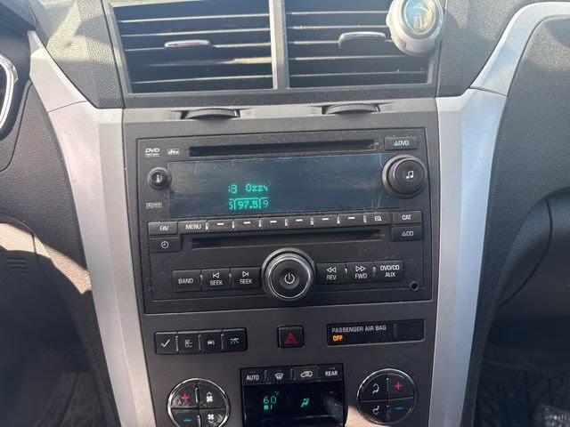 2011 Silver Ice Metallic Chevrolet Traverse 2LT AWD SUV