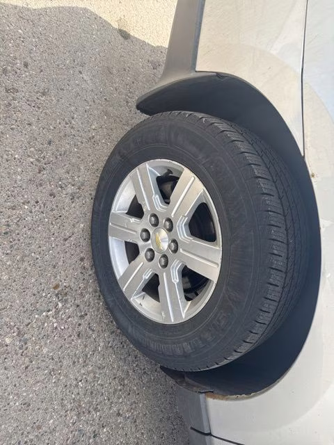 2011 Silver Ice Metallic Chevrolet Traverse 2LT AWD SUV