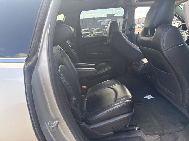 2011 Silver Ice Metallic Chevrolet Traverse 2LT AWD SUV