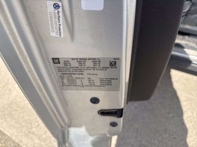 2011 Silver Ice Metallic Chevrolet Traverse 2LT AWD SUV