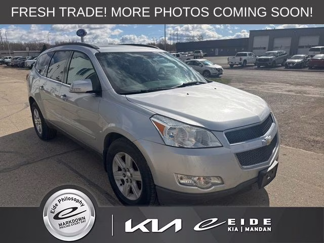2011 Silver Ice Metallic Chevrolet Traverse 2LT AWD SUV