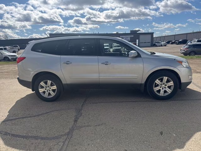 2011 Silver Ice Metallic Chevrolet Traverse 2LT AWD SUV