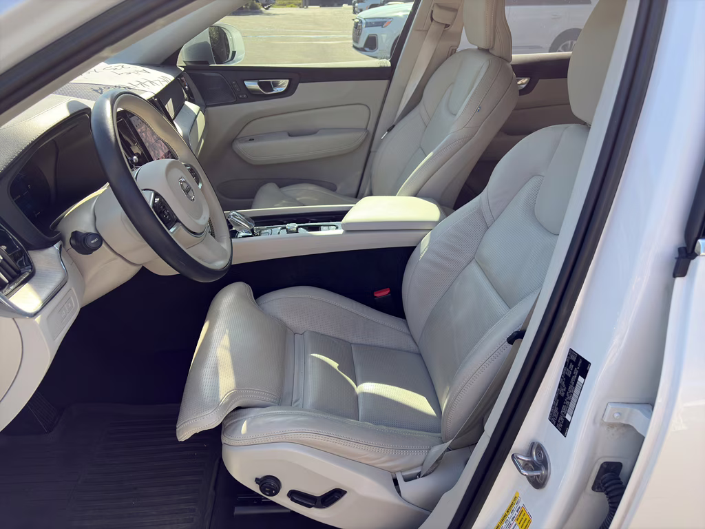 2023 Crystal White Metallic Volvo XC60 Ultimate Bright Theme AWD SUV