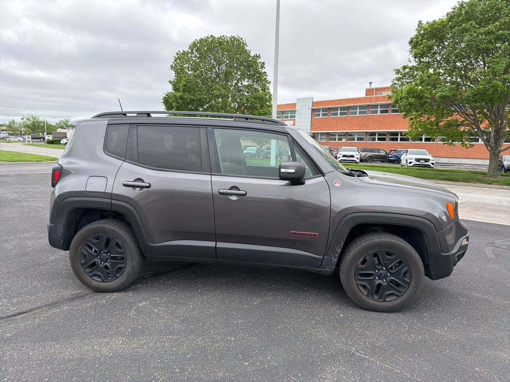2018 Granite Crystal Metallic Clearcoat Jeep Renegade Trailhawk 4X4 SUV