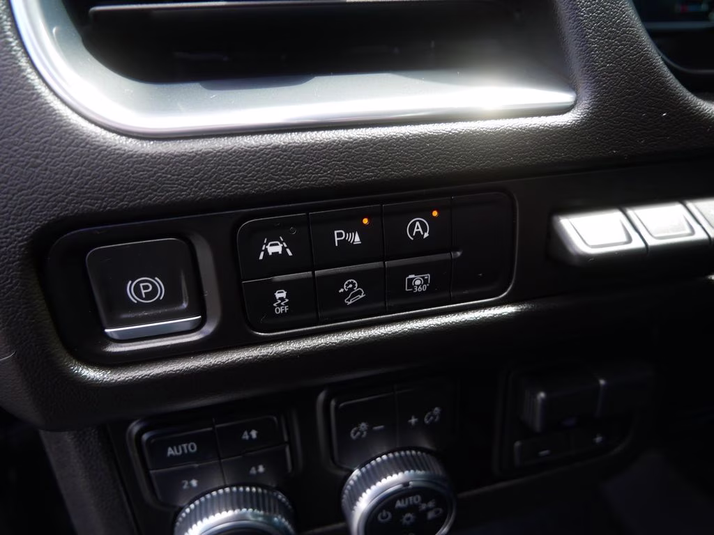 2023 Sterling Metallic GMC Yukon AT4 4X4 SUV