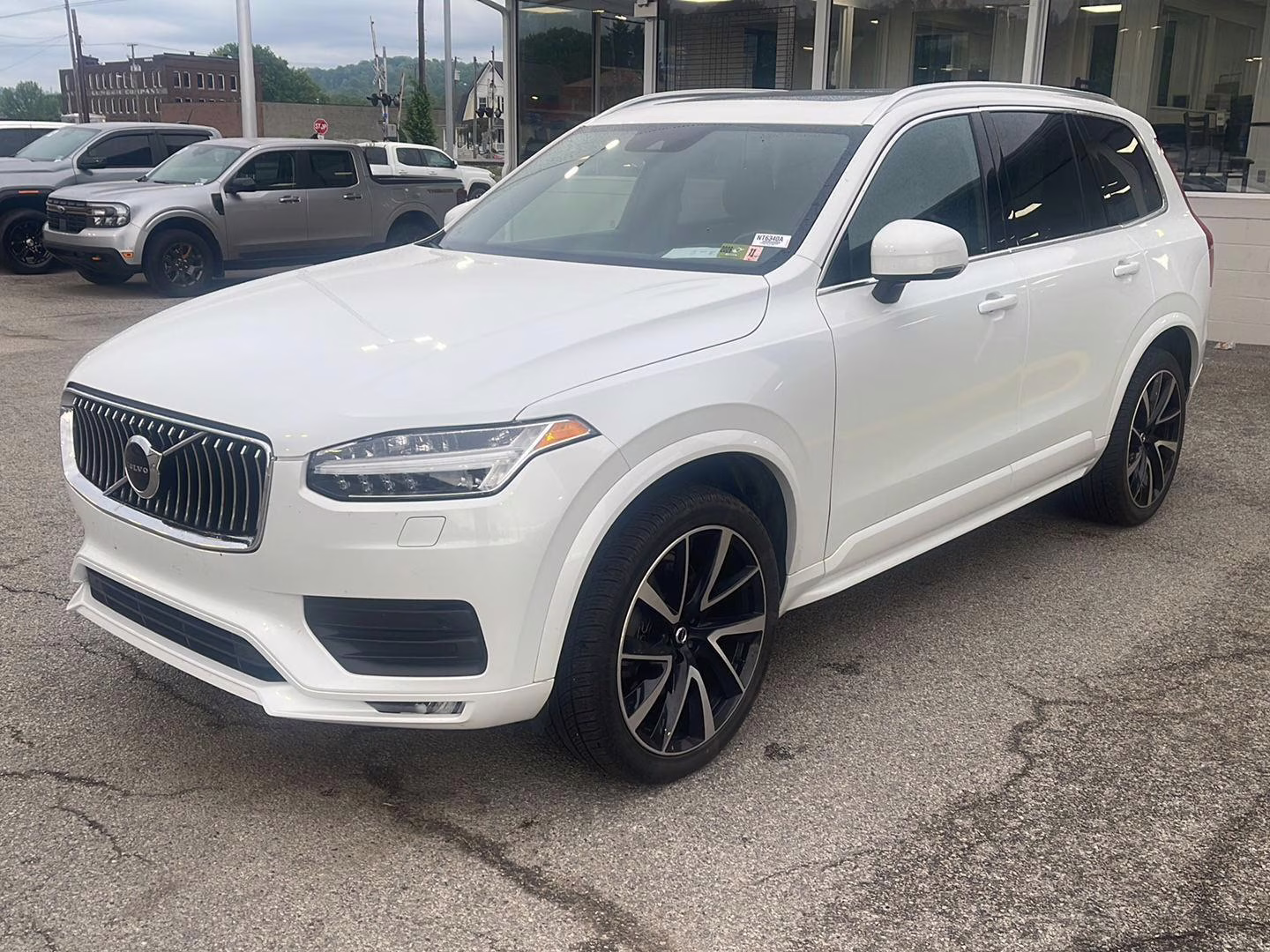 2021 Crystal White Metallic Volvo XC90 Momentum AWD SUV