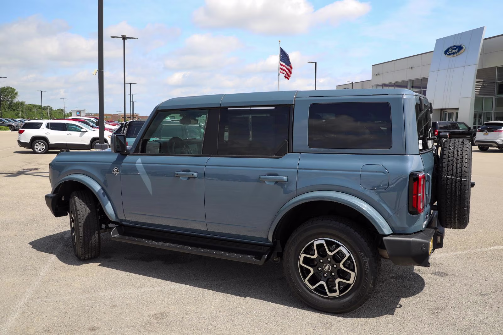 2025 Azure Gray Metallic Tri-Coat Ford Bronco Outer Banks 4X4 SUV