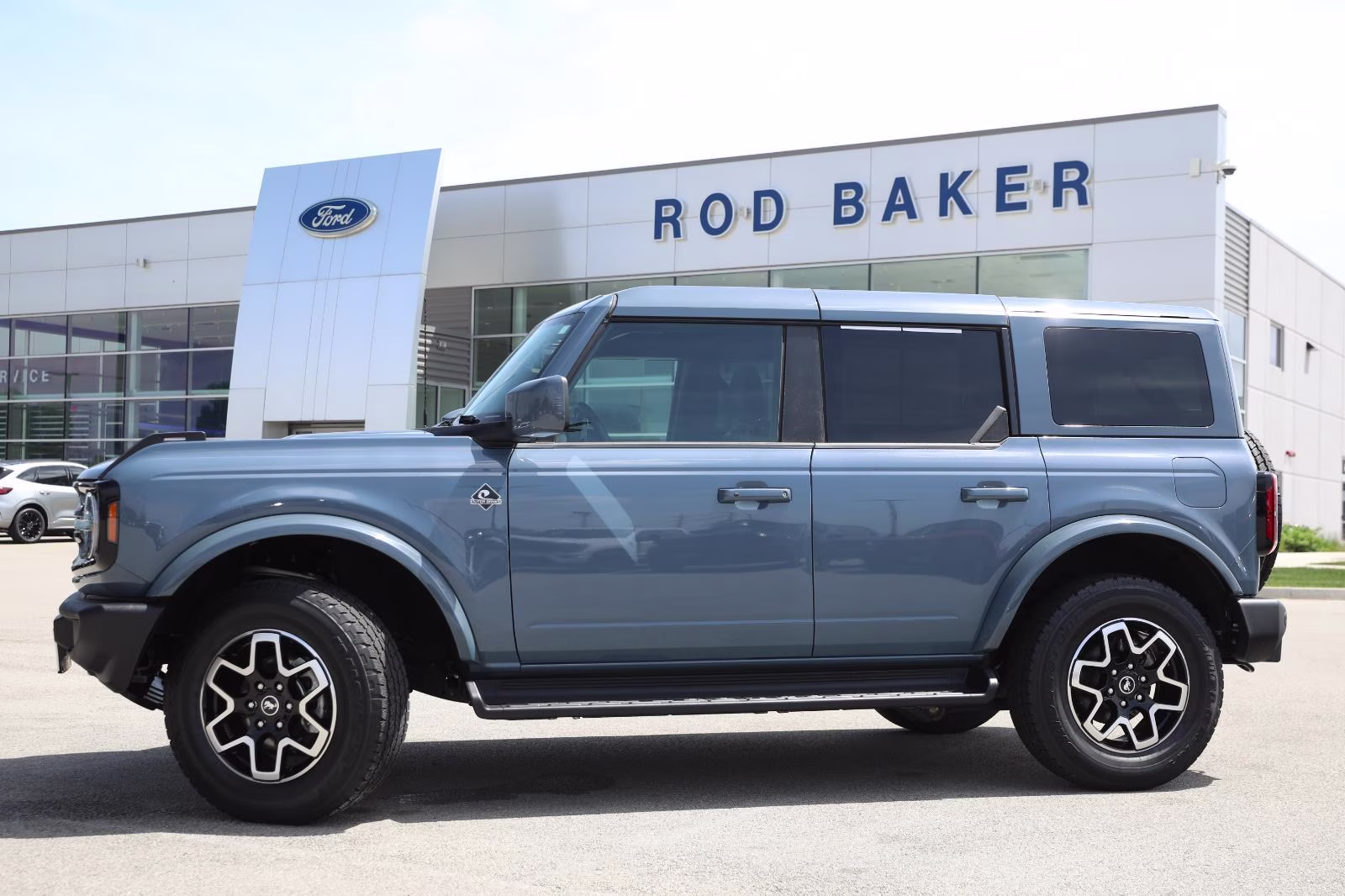 2025 Azure Gray Metallic Tri-Coat Ford Bronco Outer Banks 4X4 SUV