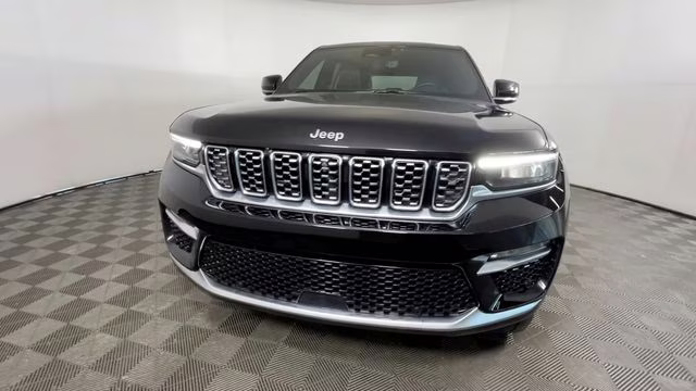 2022 Diamond Black Crystal Pearlcoat Jeep Grand Cherokee Summit 4X4 SUV