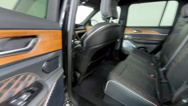 2022 Diamond Black Crystal Pearlcoat Jeep Grand Cherokee Summit 4X4 SUV