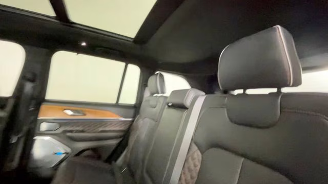 2022 Diamond Black Crystal Pearlcoat Jeep Grand Cherokee Summit 4X4 SUV