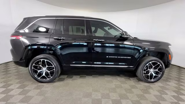 2022 Diamond Black Crystal Pearlcoat Jeep Grand Cherokee Summit 4X4 SUV