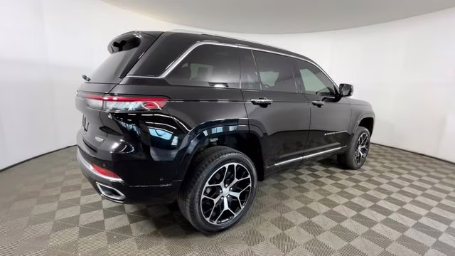 2022 Diamond Black Crystal Pearlcoat Jeep Grand Cherokee Summit 4X4 SUV