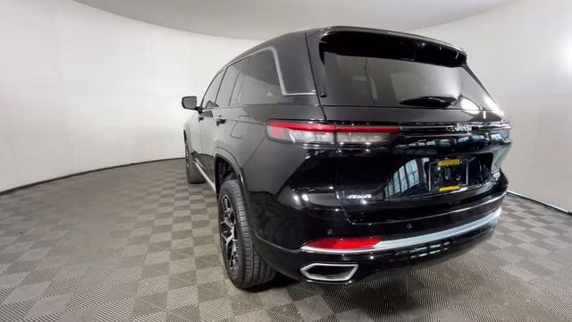 2022 Diamond Black Crystal Pearlcoat Jeep Grand Cherokee Summit 4X4 SUV