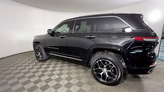 2022 Diamond Black Crystal Pearlcoat Jeep Grand Cherokee Summit 4X4 SUV