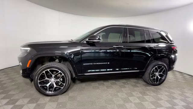 2022 Diamond Black Crystal Pearlcoat Jeep Grand Cherokee Summit 4X4 SUV