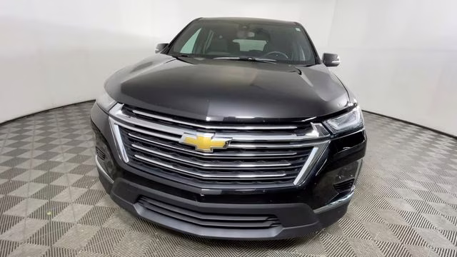 2023 Mosaic Black Metallic Chevrolet Traverse LT FWD SUV