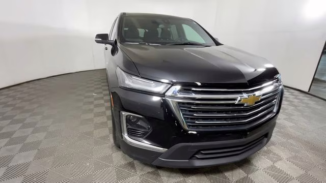 2023 Mosaic Black Metallic Chevrolet Traverse LT FWD SUV