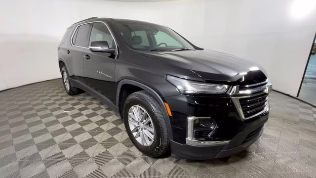 2023 Mosaic Black Metallic Chevrolet Traverse LT FWD SUV