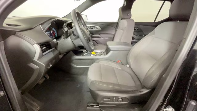 2023 Mosaic Black Metallic Chevrolet Traverse LT FWD SUV