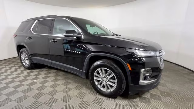 2023 Mosaic Black Metallic Chevrolet Traverse LT FWD SUV
