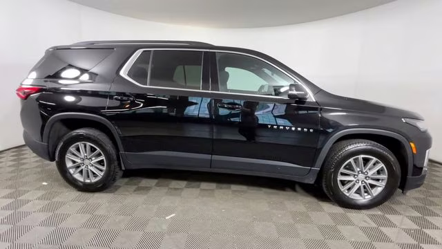 2023 Mosaic Black Metallic Chevrolet Traverse LT FWD SUV