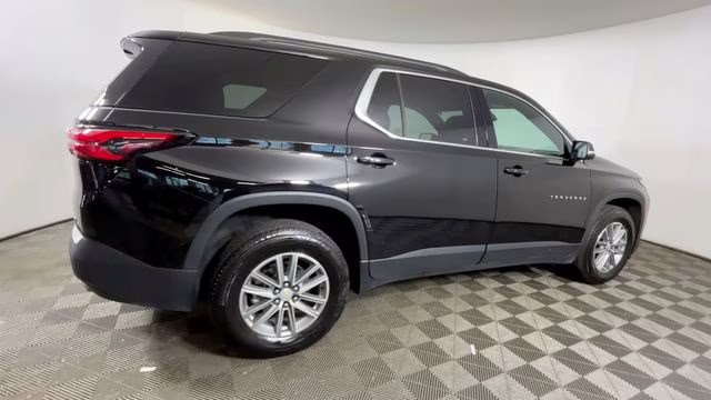 2023 Mosaic Black Metallic Chevrolet Traverse LT FWD SUV