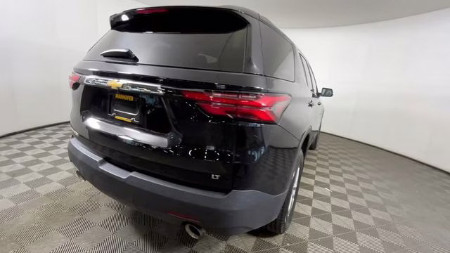 2023 Mosaic Black Metallic Chevrolet Traverse LT FWD SUV
